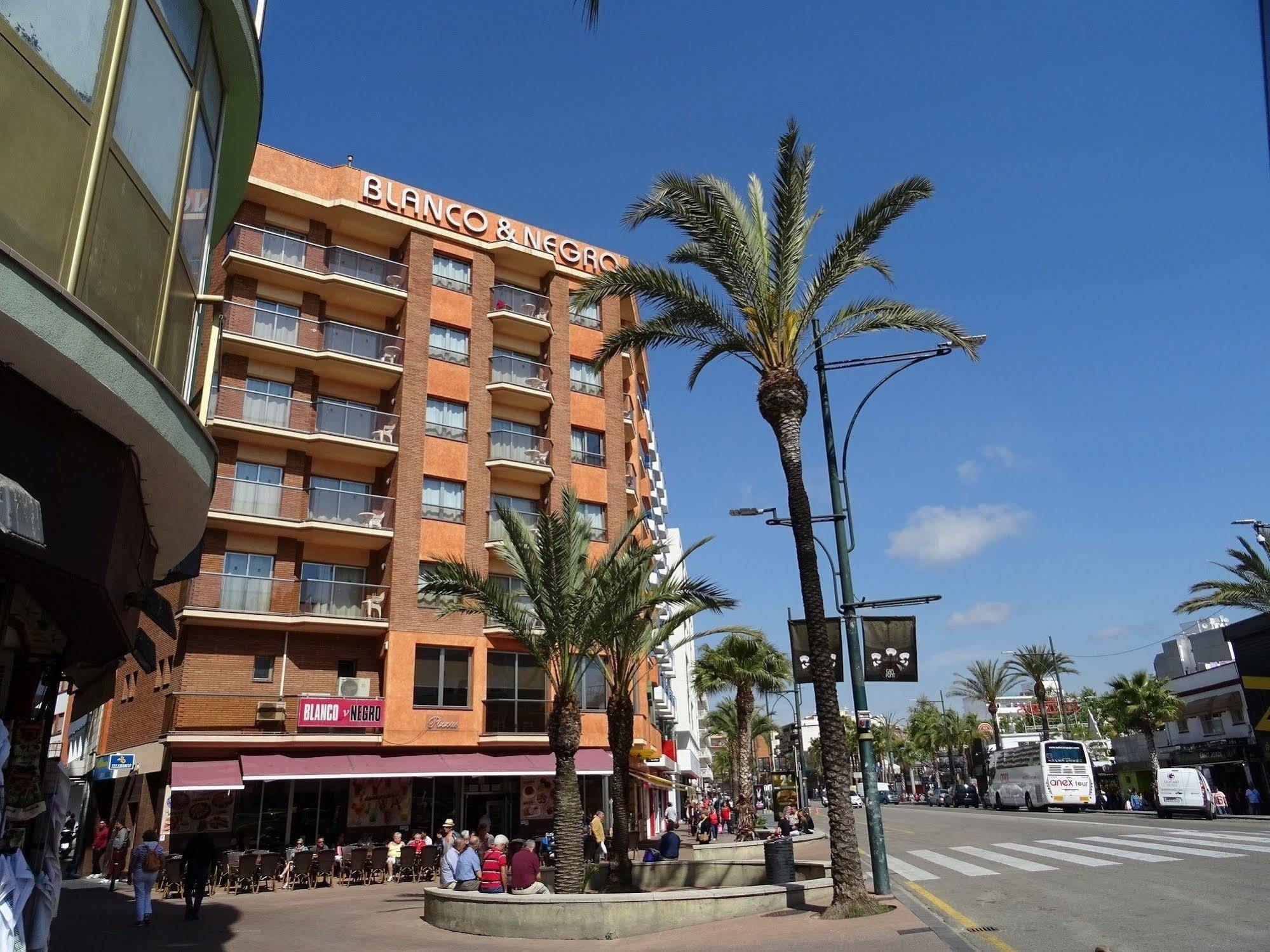 Blanco Y Negro Apartments Lloret de Mar Esterno foto