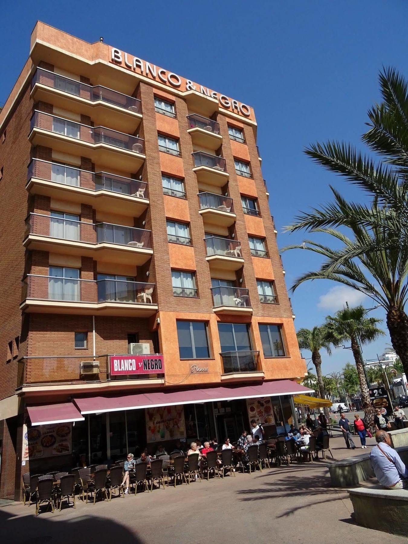 Blanco Y Negro Apartments Lloret de Mar Esterno foto